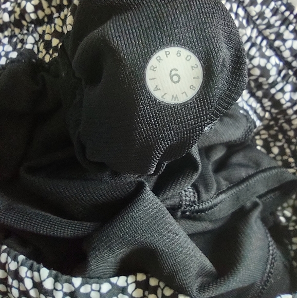 Lululemon Run Hotty Hot Shorts II 2.5" In Monochromic White/Monochromic Black - Picture 8 of 13